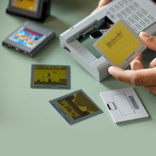 Carica l'immagine nel visualizzatore di Gallery, LEGO Super Mario Game Boy Set da Costruzione per Adulti - Modello da Esposizione Nintendo con 2 Cartucce con Schermi Lenticolari Incluso Zelda e Stand - Regalo Retrò per i Fan dei Videogiochi - 72046
