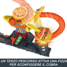 Carica l'immagine nel visualizzatore di Gallery, Hot Wheels 'Let's Race' Netflix - Attacco del Cobra in Pizzeria, playset con pista a spirale e funzione a scomparsa casuale con 3 percorsi, una macchinina in scala 1:64 inclusa, 3+ anni, HTN81