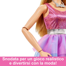 Carica l&#39;immagine nel visualizzatore di Gallery, Barbie - Bambola grande con capelli biondi, alta 71 cm con abito rosa scintillante, collana, fermaglio per capelli e tanti accessori, giocattolo per bambini, 3+ anni, HJY02