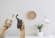 Carica l&#39;immagine nel visualizzatore di Gallery, Coppia armoniosa di elefanti in ceramica in beige e grigio - Scultura moderna, coppia di due singoli elefanti - Statuetta decorativa alta 16 cm - Elefante come perfetta idea regalo