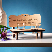 Carica l'immagine nel visualizzatore di Gallery, Casa Vivente Panchina per Shot in Legno con 2 Bicchierini in Vetro Inclusi, Incisione Non Importa Cosa Si Beve, Accessori Decorativi Casa