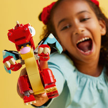 Carica l&#39;immagine nel visualizzatore di Gallery, LEGO Creator 3 in 1 Drago Rosso, Giochi per Bambini e Bambine da 6 Anni Fan degli Animali, Action Figure Ricostruibile in Pesce con Pinne Mobili e Fenice Giocattolo, Idea Regalo di Compleanno 31145