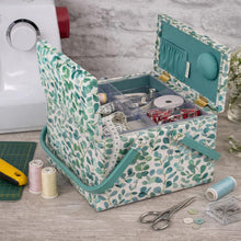 Carica l'immagine nel visualizzatore di Gallery, Hobby Gift Scatola Grande per Cucito con Doppio Coperchio e Manico - Cestino Porta Cucito in Cotone con Scomparti per Strumenti e Accessori Creativi - 25 x 25 x 17 cm, Eucalipto