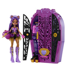 Carica l'immagine nel visualizzatore di Gallery, Monster High - Segreti da Brivido Clawdeen Wolf Misteri Mostruosi, set con bambola e guardaroba, 19 soprese e capi d'abbigliamento inclusi, giocattolo per bambini, 4+ anni, HXH85