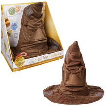 Carica l&#39;immagine nel visualizzatore di Gallery, Wizarding World | Cappello Parlante Interattivo di Harry Potter | Voce originale dei film di Harry Potter | 15 frasi in italiano/tedesco | Accessori Harry Potter dai 5 anni in su
