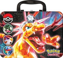 Carica l'immagine nel visualizzatore di Gallery, Pokémon Bauletto da Collezione del GCC, Autunno 2023, Meowscarada, Skeledirge e Quaquaval, Tre Carte Promozionali Olografiche e Sei Buste di Espansione, Edizione in Italiano