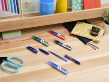 Carica l'immagine nel visualizzatore di Gallery, PILOT - Confezione da 1 Frixion Ball + 1 set di 3 ricariche - Penna cancellabile con inchiostro termosensibile - Penna roller ricaricabile realizzata in plastica riciclata - Rosso - Punta media