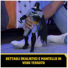 Carica l'immagine nel visualizzatore di Gallery, DC Comics BATMAN, Personaggio Batman in Scala 30 cm, con Decorazioni Originali, Mantello e 11 Punti di Articolazione, Gi