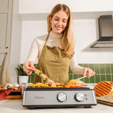 Carica l'immagine nel visualizzatore di Gallery, Cecotec Griglia elettrica Rock'nGrill Blaze. 2400 W, rivestimento RockStone, facile da pulire, apertura a 180°, senza BPA, superficie di cottura 29 x 23 cm, temperatura regolabile