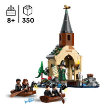 Carica l&#39;immagine nel visualizzatore di Gallery, LEGO Harry Potter La Rimessa per le Barche del Castello di Hogwarts, Gioco per Bambini e Bambine da 8 Anni in su con 2 Barche Giocattolo, Rimessa da Costruire e 5 Minifigure, Idea Regalo 76426