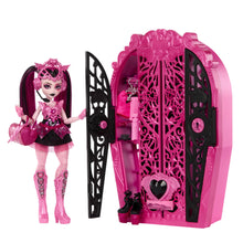 Carica l'immagine nel visualizzatore di Gallery, Monster High Segreti da Brivido - Draculaura Misteri Mostruosi, Set con Bambola e Guardaroba, 19 Accessori e Capi d'Abbigliamento a Sorpresa Inclusi, Giocattolo per Bambini, 4+ Anni, HXH84
