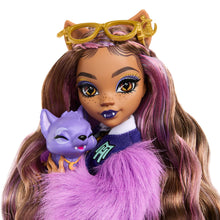 Carica l'immagine nel visualizzatore di Gallery, Monster High - Clawdeen Wolf, bambola dal look mostruoso con cucciolo Crescent e accessori inclusi, tra cui zaino, snack