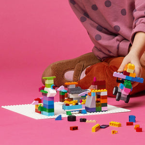 LEGO Classic Base Bianca, Tavola per Costruzioni Quadrata con 32x32 Bottoncini, Piattaforma Classica per Mattoncini per Costruire ed Esporre per Bambini e Bambine da 4 Anni in su 11026