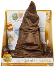 Carica l&#39;immagine nel visualizzatore di Gallery, Wizarding World | Cappello Parlante Interattivo di Harry Potter | Voce originale dei film di Harry Potter | 15 frasi in italiano/tedesco | Accessori Harry Potter dai 5 anni in su