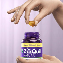 Carica l'immagine nel visualizzatore di Gallery, ZzzQuil Natura Melatonina Integratore per Dormire, Gusto Mango e Banana, Con Valeriana, Camomilla, Vitamina B6 e Estratti alle Erbe, 72 Gommose