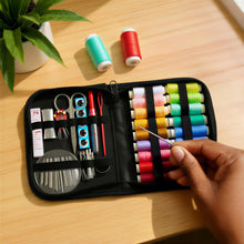 Carica l'immagine nel visualizzatore di Gallery, Amazon Basics Kit da cucito portatile da viaggio, Grande, Nero
