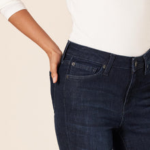 Carica l'immagine nel visualizzatore di Gallery, Amazon Essentials Jeans Skinny Elasticizzati a Vita Media - colori fuori produzione Donna, Delavé Scuro, 44