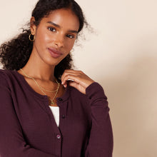 Carica l'immagine nel visualizzatore di Gallery, Amazon Essentials Cardigan Girocollo Leggero (Taglie Forti Disponibili) Donna, Bordeaux, L