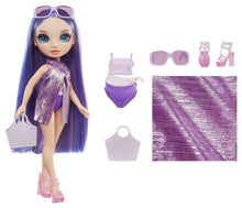 Carica l'immagine nel visualizzatore di Gallery, Rainbow High Swim &amp; Style - Violet (viola) - Bambola da 28 cm con confezione scintillante e oltre 10 outfit - Costume da bagno rimovibile, sandali, accessori divertenti - Età 4-12 anni