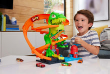 Carica l'immagine nel visualizzatore di Gallery, Hot Wheels T-Rex Battaglia Infuocata con macchinina in Scala 1:64