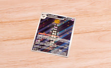 Carica l'immagine nel visualizzatore di Gallery, Pokémon: collezione con adesivi (Gothitelle) dell’espansione Scarlatto e Violetto - Fuoco Bianco del GCC (carta promozionale olografica e tre buste di espansione)