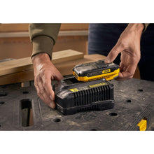 Carica l'immagine nel visualizzatore di Gallery, STANLEY FATMAX SFMCB14-QW Caricabatterie rapido V20 4A (18V) per batterie V20, Nero