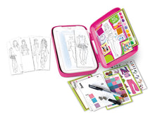 Carica l&#39;immagine nel visualizzatore di Gallery, Clementoni Idea - Fashion Designer, Lavagna Luminosa Creativa per Bambine 7+ Anni, Set Abbigliamento con Supporto Pieghevole, Disegni e Modelli Unici, Gioco Creativo, Made in Italy, 18715