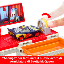 Carica l&#39;immagine nel visualizzatore di Gallery, Mattel Disney e Pixar Cars, Mack Officina Cambia Colore con cabina di guida rimovibile, playset con truck e macchinina trasformabili, Saetta McQueen e accessori cambia colore, HPD82