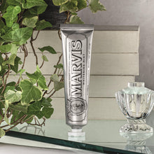 Carica l'immagine nel visualizzatore di Gallery, Marvis Dentifricio Whitening Mint, 85 ml