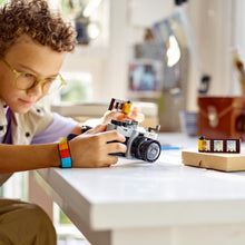 Carica l'immagine nel visualizzatore di Gallery, LEGO Creator 3 in 1 Fotocamera Retro, Macchina Fotografica Giocattolo da Costruire Trasformabile in Videocamera o TV Vintage, Giochi per Bambini e Bambine da 8 Anni, Idea Regalo di Compleanno 31147