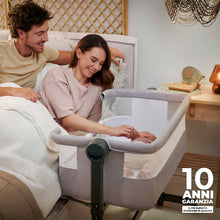 Carica l'immagine nel visualizzatore di Gallery, Kinderkraft NESTEE UP 2 Culla da affiancare, Lettino Co-Sleeping, 5 livelli di regolazione dell’altezza, 4 ruote per poterlo, Facile da Montare, Accessori materasso, Morbido materiale, Grigio Claro