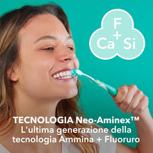 Carica l'immagine nel visualizzatore di Gallery, elmex Dentifricio sbiancante Delicato denti sensibili Sensitive 1 Confezione da 75 ml I Con Fluoruro amminico I Denti più bianchi I Rimozione delle macchie I Sbiancamento denti
