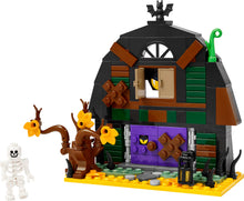 Carica l'immagine nel visualizzatore di Gallery, LEGO Granaio di Halloween - Giocattolo da Esposizione con una Minifigure di Scheletro e Accessori Spaventosi tra cui un 