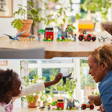 Carica l&#39;immagine nel visualizzatore di Gallery, LEGO - Jurassic World Centro di Soccorso dei Baby Dinosauri, Giocattolo per Bambini e Bambine da 4 Anni in su, Set con Mini Triceratopo, Anchilosauro e Velociraptor, Regalo Amanti degli Animali 76963
