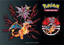 Carica l'immagine nel visualizzatore di Gallery, Pokémon Bauletto da Collezione del GCC, Autunno 2023, Meowscarada, Skeledirge e Quaquaval, Tre Carte Promozionali Olografiche e Sei Buste di Espansione, Edizione in Italiano