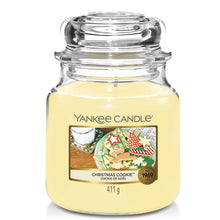 Carica l'immagine nel visualizzatore di Gallery, Yankee Candle Candela profumata in giara media | Biscotto di Natale | Durata Fino a 75 Ore
