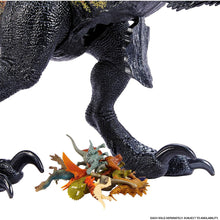 Carica l&#39;immagine nel visualizzatore di Gallery, Mattel Jurassic World: Il Regno Distrutto - Indoraptor Supercolossale, dinosauro gigante lungo 90+ cm e alto 41 cm, inghiotte fino a 20 mini action figures, giocattolo per bambini, 4+ anni, HKY14