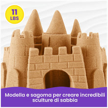 Carica l'immagine nel visualizzatore di Gallery, Kinetic Sand, 5 kg di Sabbia Naturale Marrone per Modellare e Creare, 3+ Anni