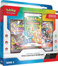 Carica l'immagine nel visualizzatore di Gallery, Pokémon: collezione illustrazione Primi compagni d’avventura - Serie 3 del GCC Pokémon (3 carte promozionali, 2 buste di