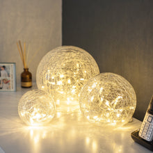 Carica l'immagine nel visualizzatore di Gallery, Lights4fun Set di 3 Sfere di Cristallo Craquelé con LED Bianco Caldo Alimentate da Trasformatore e Batterie Decorazione 