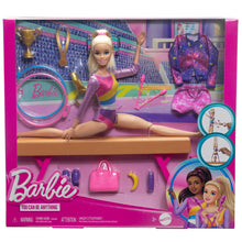 Carica l&#39;immagine nel visualizzatore di Gallery, Barbie - Ginnastica Artistica, playset con bambola ginnasta bionda, tuta per il riscaldamento, trave, fermo a C per le acrobazie e 10+ accessori inclusi, giocattolo per bambini, 3+ anni, HRG52