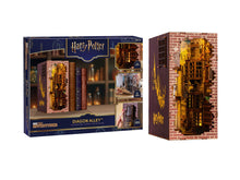 Carica l'immagine nel visualizzatore di Gallery, Revell Kit per modellino Tiny Adventures, Diagon Alley Harry Potter, casa in miniatura 3D, Book Nook, fermalibri in legn