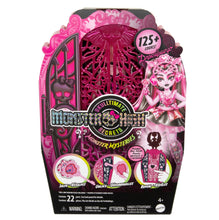 Carica l'immagine nel visualizzatore di Gallery, Monster High Segreti da Brivido - Draculaura Misteri Mostruosi, Set con Bambola e Guardaroba, 19 Accessori e Capi d'Abbigliamento a Sorpresa Inclusi, Giocattolo per Bambini, 4+ Anni, HXH84