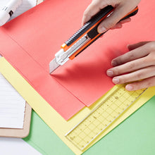 Carica l'immagine nel visualizzatore di Gallery, Amazon Basics taglierino retrattile con manico ergonomico e lama bloccabile in molteplici posizioni con 10 lame affilate