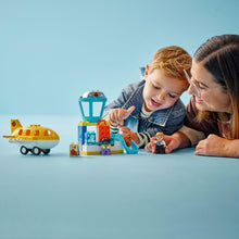 Carica l'immagine nel visualizzatore di Gallery, LEGO DUPLO La prima volta in aeroporto 10443