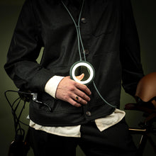 Carica l'immagine nel visualizzatore di Gallery, Lampada da Lettura Bily Verde Kaki, LED con 3 livelli di luminosità, Ultra leggera, Funziona senza batterie né pile, Ali