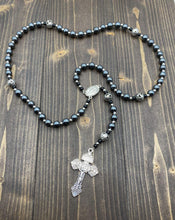 Carica l'immagine nel visualizzatore di Gallery, Nazareth Store Rosario da uomo in ematite con perline nere in acciaio inox, medaglia miracolosa e croce del padre nostra, 50,8 cm, zinco, senza pietra preziosa