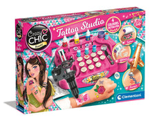 Carica l'immagine nel visualizzatore di Gallery, Clementoni Crazy Chic - Tattoo Studio, Gioco Creativo per Bambine di 6+ Anni, Kit Completo per Creare Tatuaggi Glitterati e Temporanei, Set con Tattoos Unici, Regalo Divertente e Colorato, 18602