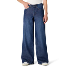 Carica l'immagine nel visualizzatore di Gallery, Amazon Essentials Jeans a Vita Media Ultra Morbidi a Gamba Larga Donna, Lavaggio Ombré Scuro, 50