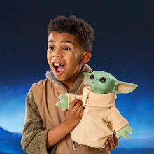 Carica l'immagine nel visualizzatore di Gallery, Star Wars Hasbro, action figure da 25 cm di Grogu Coccolavventura, giocattolo animatronico, peluche interattivo, giocattoli ispirati The Mandalorian and Grogu, dai 4 anni in su